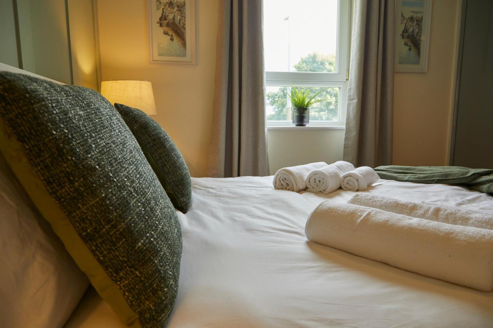 Stylish 2-Bedroom Apartment With Free Parking Halifax Ngoại thất bức ảnh