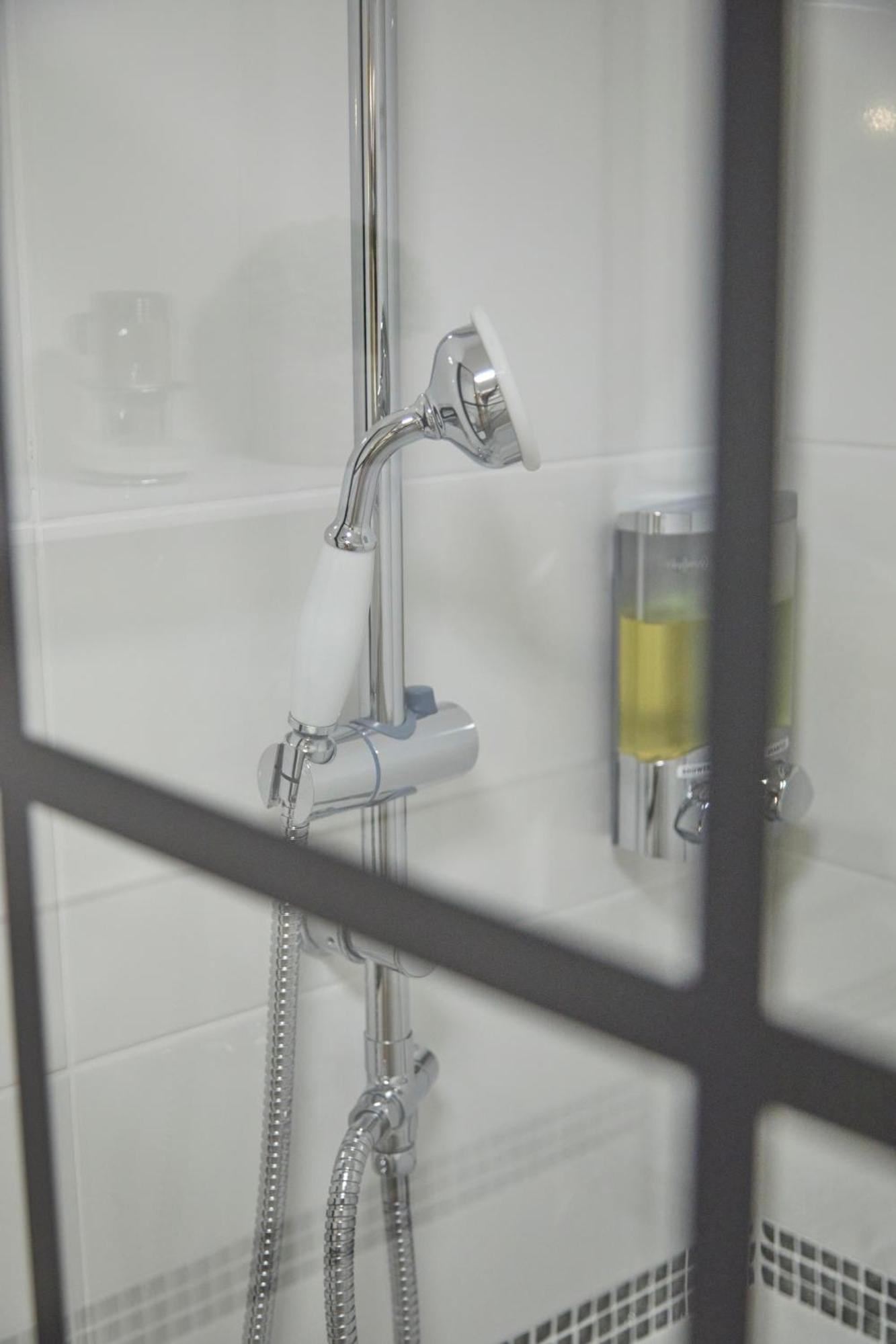 Stylish 2-Bedroom Apartment With Free Parking Halifax Ngoại thất bức ảnh